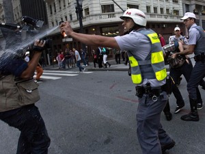 Policial usa spray de pimenta contra cinegrafista durante protesto em São Paulo. (Foto: Rodrigo Paiva/Estadão Conteúdo)