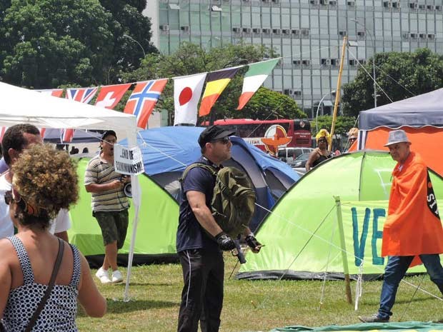 Homem armado durante Marcha das Mulheres Negras no centro de Brasília (Foto: Redes sociais/Reprodução)