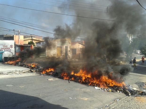 Moradores queimaram pneus para fechar via (Foto: Everaldo Costa/G1)