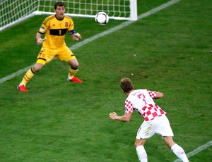 Croácia x Espanha, Ivan Rakitic e Iker Casillas (Foto: Agência Reuters)