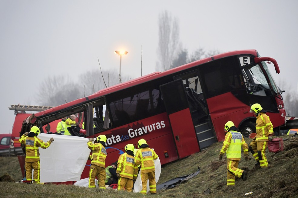 Bombeiros trabalham no local do acidente com o ônibus que transportava portugueses perto de Charolles, na região central da França (Foto: Philippe Desmazes/AFP)