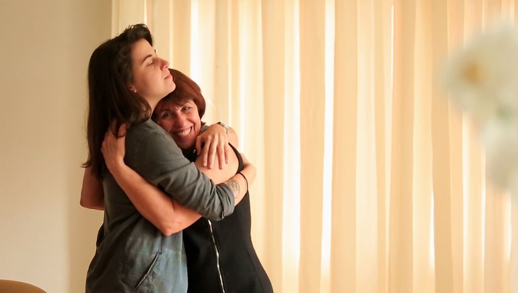 A educadora Sheila Gutierrez Damazo abraça a filha, a estudante Mikhaila Copello. (Foto: Marcos Serra Lima/G1)