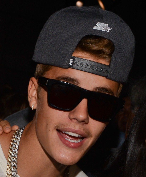 Justin Bieber de bigodinho (Foto: Getty Images)