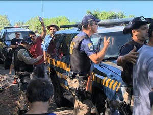 Houve confusão entre policiais e manifestantes  (Foto: Reprodução/RBS TV)