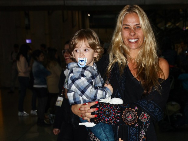 Adriane Galisteu e o filho, Vittorio, em aeroporto em São Paulo (Foto: Manuela Scarpa/ Foto Rio News)