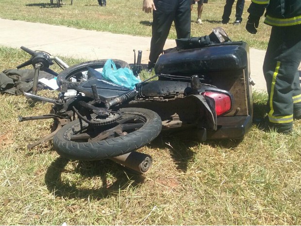 Moto que colidiu com carro na frente da delegacia (Foto: Bárbara Nascimento/G1)