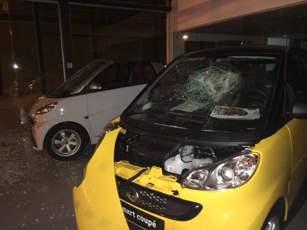 Carros foram depredados em protesto nesta quinta-feira (19), em São Paulo (Foto: Amanda Previdelli/G1)