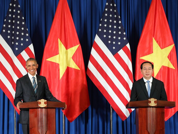 Barack Obama e o presidente do Vietnã Tran Dai Quang dão entrevista em Hanói em 23 de maio de 2015 (Foto:  Luong Thai Linh /AFP)
