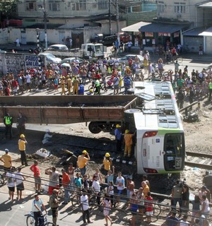 Choque entre trem e ônibus deixa feridos no Subúrbio do Rio (Jadson Marques/Estadão Conteúdo)