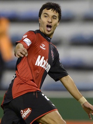  Ignacio Scocco comemora gol do Newell's Old Boys sobre Velez Sarsfield (Foto: AFP)