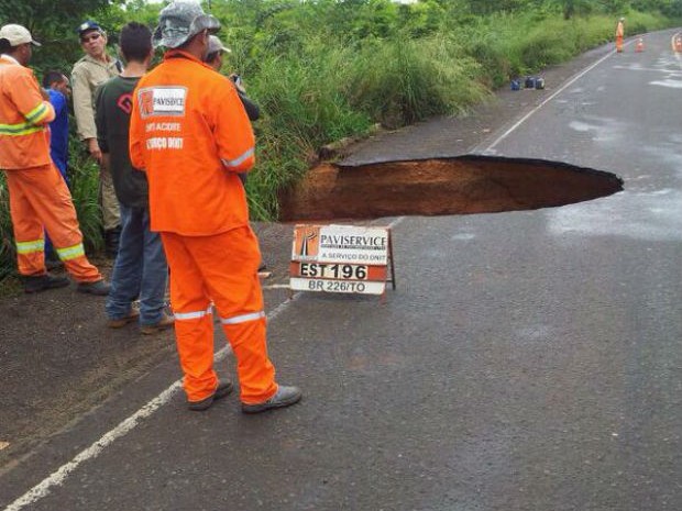 O trânsito da BR-226 está totalmente interditado desde a manhã desta segunda-feira (28) (Foto: Divulgação/Dnit TO) O trânsito da BR-226 está totalmente interditado desde a manhã desta segunda-feira (28) (Foto: Divulgação/Dnit TO)