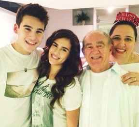 Lívian Aragão com o namorado, Nicolas Prattes, e os pais, Renato Aragão e Lilian (Foto: Reprodução/Instagram)