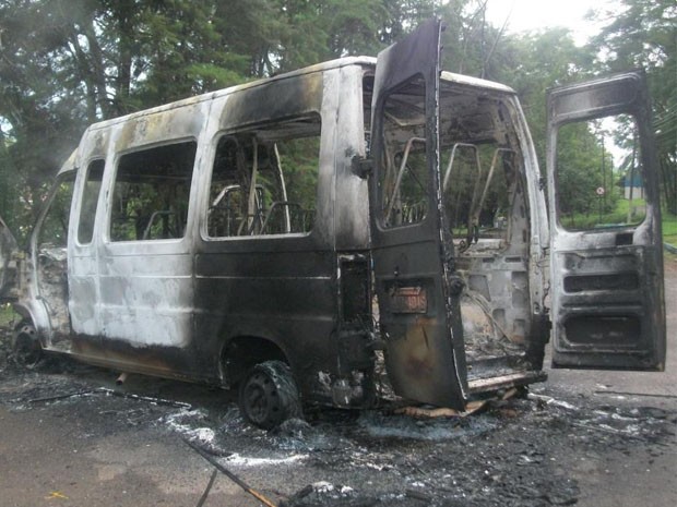 Veículo ficou completamente destruído após incêndio (Foto: Rômulo Henriques / Produtor Entre Parênteses)