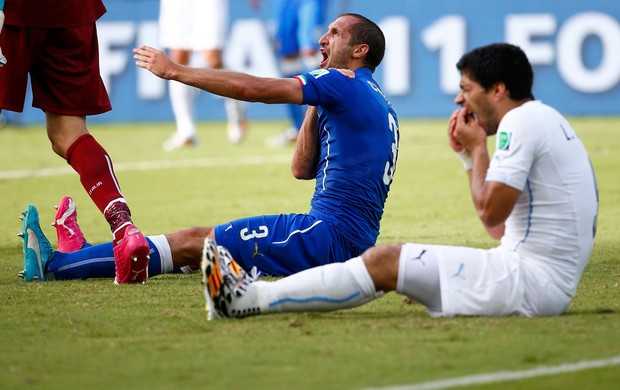 Chiellini Suarez italia x uruguai (Foto: Reuters)