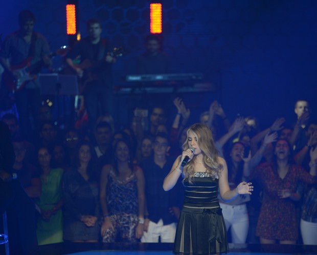 Nonô Lellis sobe ao palco cantando “Breakaway”, sucesso na voz de Kelly Clarkson (Foto: Camila Serejo/ Gshow)
