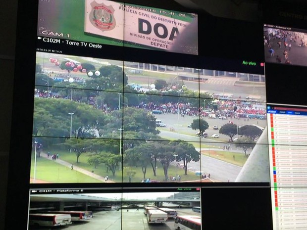 Câmeras mostram concentração de manifestantes pró-Dilma em frente ao Estádio Nacional de Brasília (Foto: Samu/Divulgação)