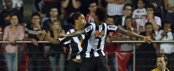 Ronaldinho Jô gol Atlético-MG x São Paulo (Foto: José Patrício / Ag. Estado)