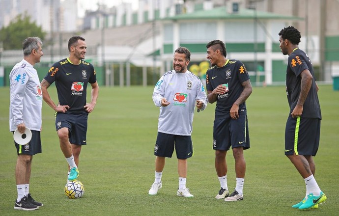 Renato Augusto, Paulinho e Gil, treino seleção brasileira (Foto: Ricardo Stuckert)