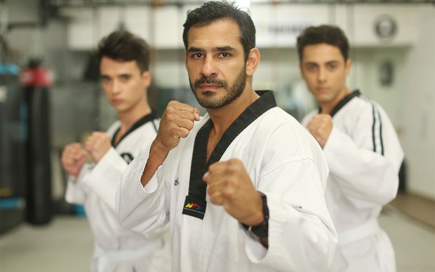 Marcos Gongalves dá aula de taekwondo para Gabriel Leão e Junior Coelho (Foto: Iwi Onodera / EGO)