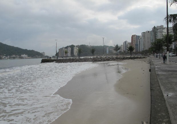 Faixa de areia na praia do Gonzaguinha está desaparecendo com o passar dos anos (Foto: Anna Gabriela Ribeiro/G1)