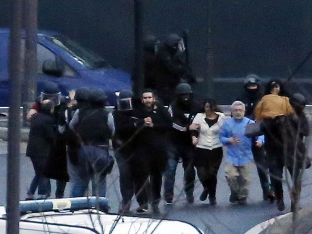 Diversos reféns são retirados pela polícia de mercado kosher em Paris (Foto: Thomas Samson/AFP)