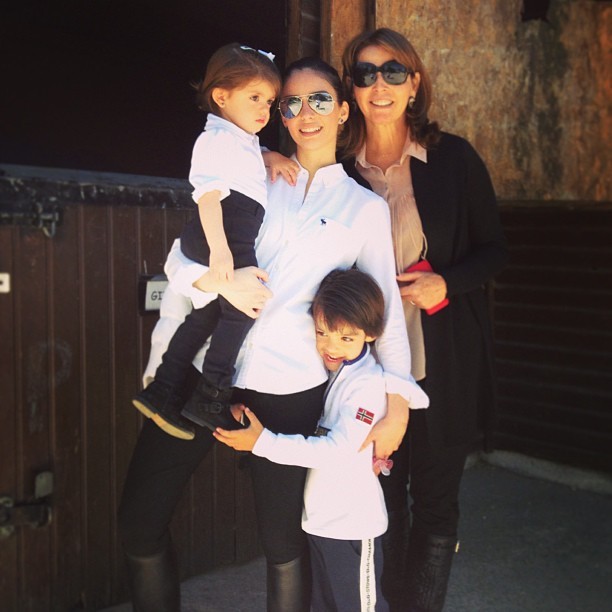 Carol Celico com os filhos e a sogra (Foto: Reprodução/Instagram)