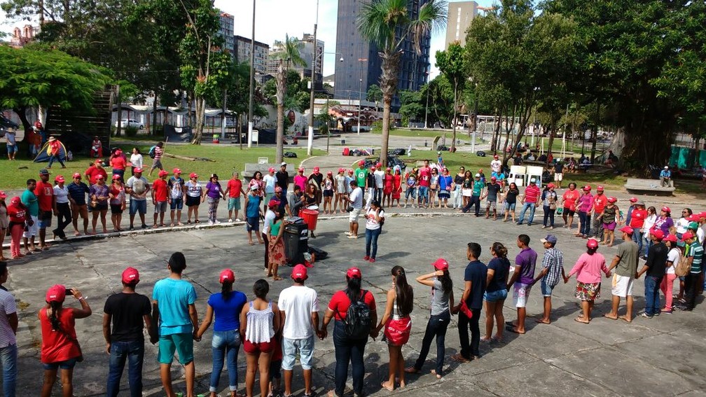 Trabalhadores se concentraram na Praça Waldemar Henrique, em Belém (Foto: Arthur Sobral/ G1)