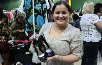 Renata tem mais de 50 peças para vender, entre elas, o sapato usado apenas uma vez. (Foto: Flaviane Azambuja/G1)