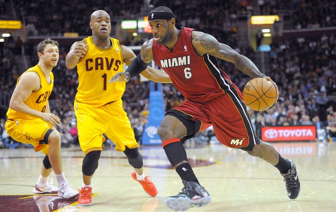 LeBron James jogo NBA Miami contra Cleveland (Foto: Reuters)
