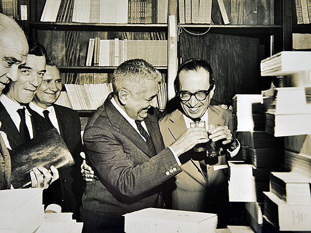 Brinde entre Gilberto Freyre e Manuel Bandeira (Foto: Divulgação / Acervo Fundação Gilberto Freyre) Brinde entre Gilberto Freyre e Manuel Bandeira (Foto: Divulgação / Acervo Fundação Gilberto Freyre)