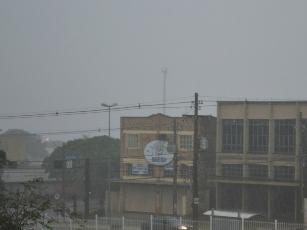 Temporal atinge cidade de Campo Grande na manhã de domingo (Foto: Ricardo Campos Jr. / G1 MS)