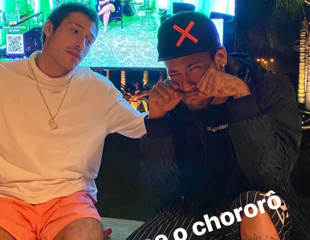 Vinícius Martinez e Neymar acompanhando live de Marília Mendonça (Foto: Reprodução/Instagram) Vinícius Martinez e Neymar acompanhando live de Marília Mendonça (Foto: Reprodução/Instagram)