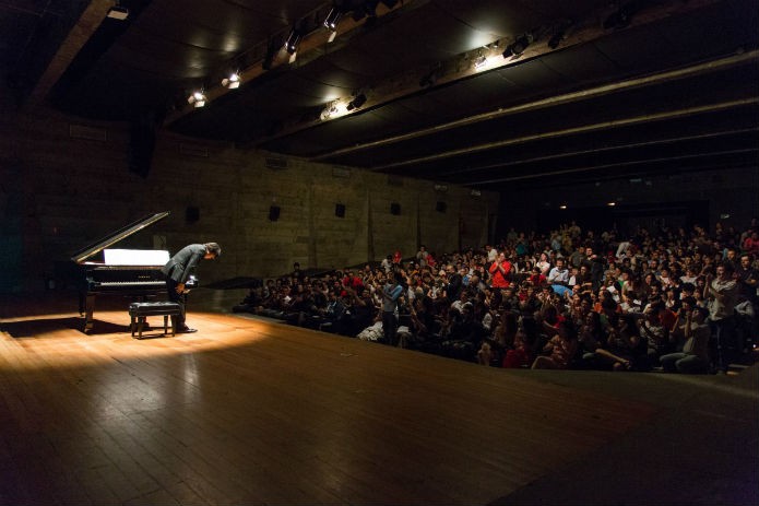 A escolha por um auditório de 400 lugares claramente subestimou o tamanho do público. Mais da metade das pessoas ficaram de fora (Foto:Rafael Salvador/Nikko Fotografia)