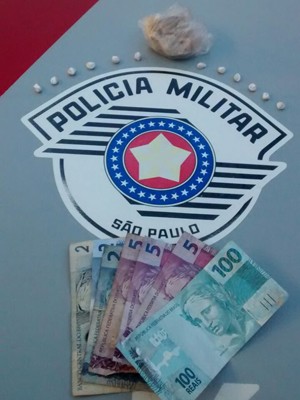 Mulher tentou esconder porções de crack no sutiã, mas casal acabou preso (Foto: Cedida/Polícia Militar) Mulher tentou esconder porções de crack no sutiã, mas casal acabou preso (Foto: Cedida/Polícia Militar)