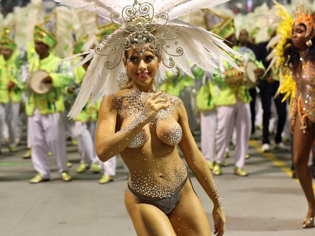 Ana Paula Minerato desfila na bateria da Unidos do Peruche no Grupo de Acesso de São Paulo (Foto: Ardilhes Moreira/G1)