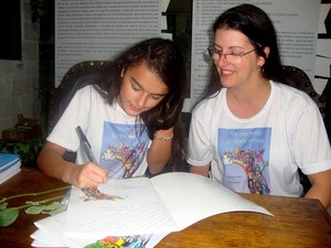 Júlia e Verônica, autoras de livro sobre bullying em Petrópolis (Foto: Divulgação/assessoria de imprensa)