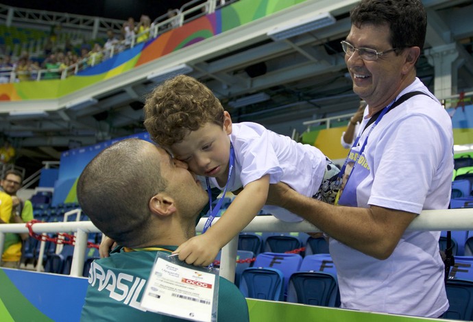 natação Daniel Dias filho arquibancada (Foto: Alexandre Urch / MPIX/CPB)