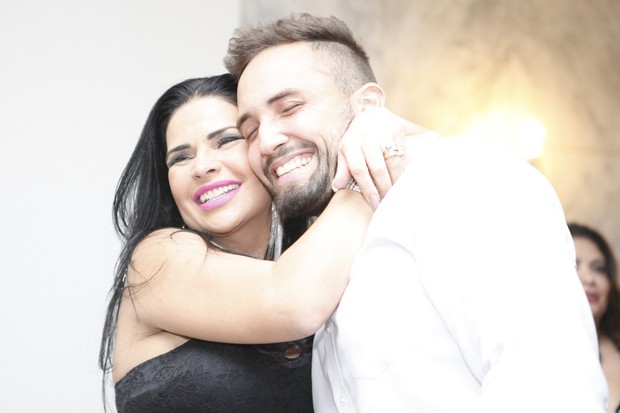 Solange Gomes com novo namorado, Sandro Labre (Foto: Anderson Barros / EGO)