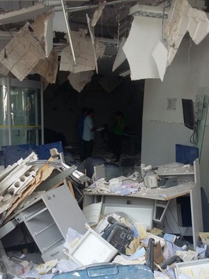 Grupo explode caixas em agência do BB em Santa Rita (Foto: Elbio Carvalho/TV Mirante)