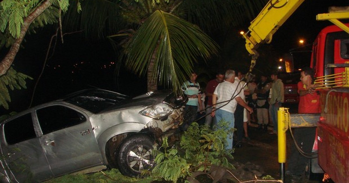 G Garoto Morre Afogado Ap S Carro Dirigido Por Amigo Cair Em Rio Na