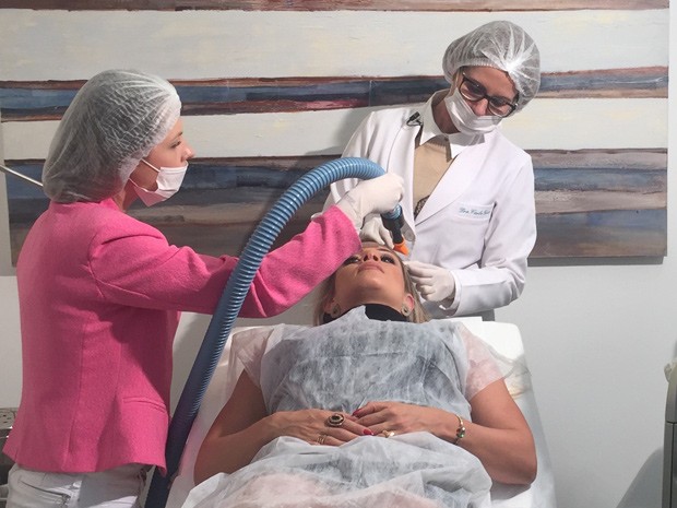 Caroline se submete a procedimento de aplicação de toxina botulínica na cabeça (Foto: Caroline Grillo/Arquivo pessoal)