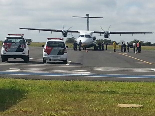 Equipes fazem a vistoria na aeronave em Bauru  (Foto: Moniele Nogueira/ TV TEM)