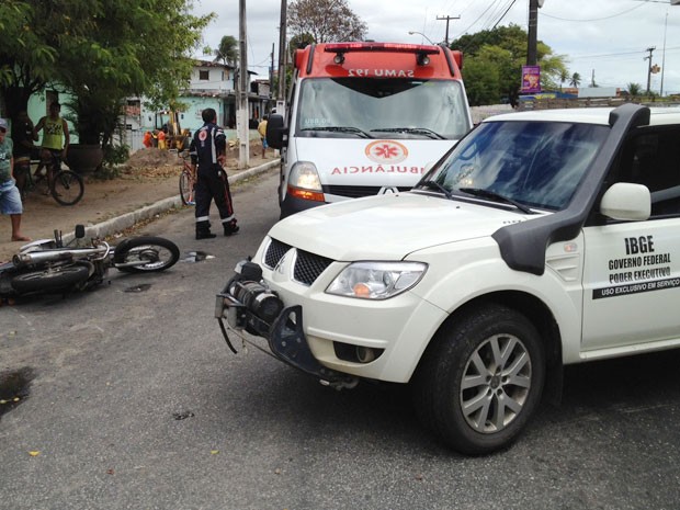 Veículo do IBGE estava saindo do posto de combustível quando colidiu com motocicleta (Foto: Walter Paparazzo G1/PB)