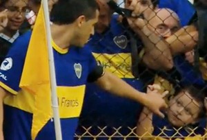 riquelme boca juniors atende fã (Foto: Reprodução ) riquelme boca juniors atende fã (Foto: Reprodução )