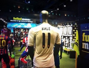 Camisa de Bale do Real Madrid vendida em loja (Foto: Reprodução / Twitter)