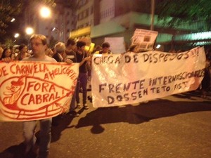 Grupo leva faixas até a sede do governo (Foto: Alba Valéria Mendonça/G1)