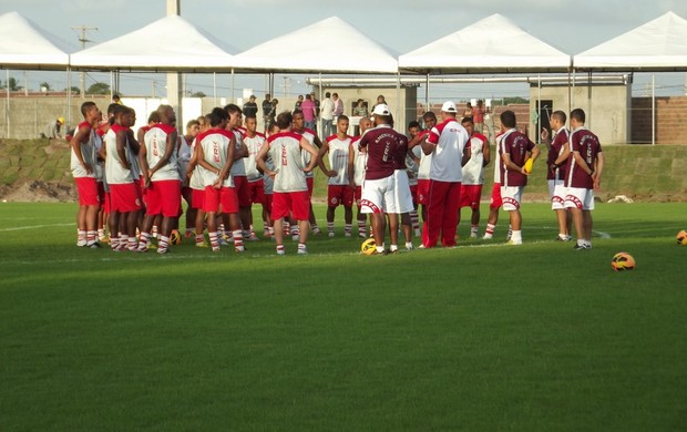 Jogadores do América-RN realizam primeiro treino no Estádio Barretão, em Ceará-Mirim (Foto: Jocaff Souza)