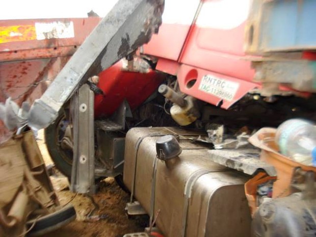 Batida envolveu dois caminh&otilde;es e Uno (Foto: Corpo de Bombeiros/Divulga&ccedil;&atilde;o)