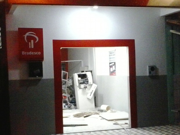 Posto do Bradesco ficou totalmente destruído após a explosão (Foto: Iaslan Rodrigues/Fest Notícias)