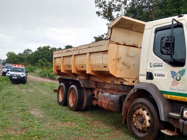 Caminho roubado  recuperado em MT (Foto: Renato Diniz/TVCA)